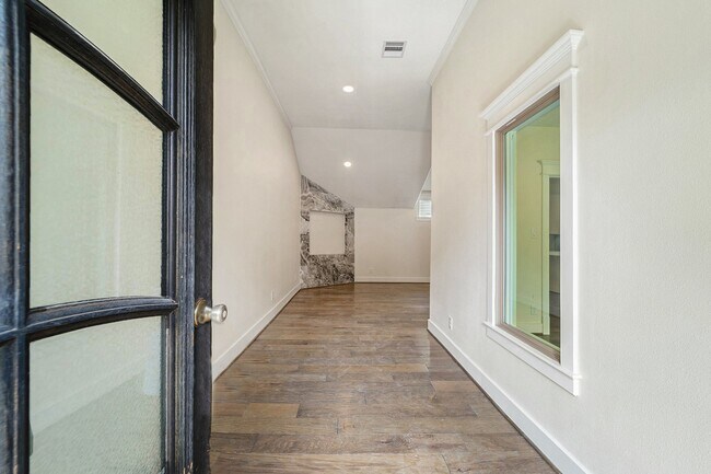 Photo - 2821 Morrison St