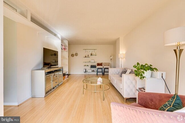 Building Photo - 2300 Pimmit Dr Unit 618 Rental
