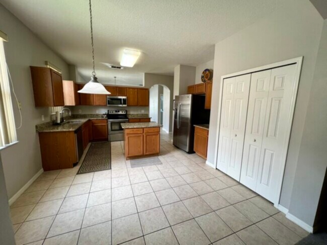 Photo - 4 bedroom 2 bath home Near UCF Lawn Servic...