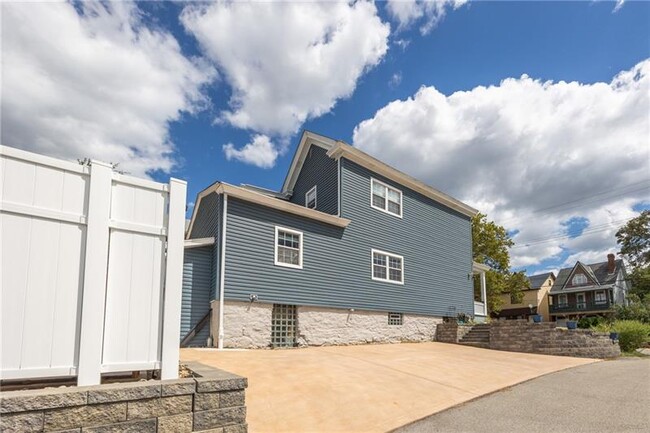 Photo - 242 Bigham St