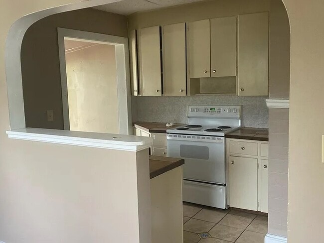 Photo - 2053 Monroe St