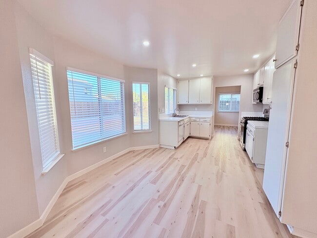 Kitchen - 3515 W Avenue J4