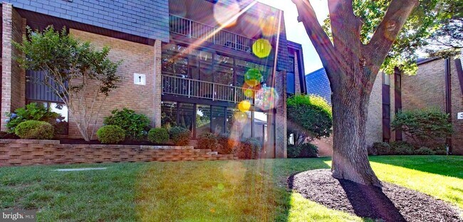 Building Photo - 1 Stonehenge Cir Unit 2