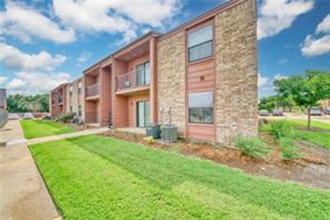 Building Photo - Fantastic 2/2 Available NOW !!