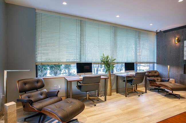 Complimentary iMac Work Stations in the Club Lounge