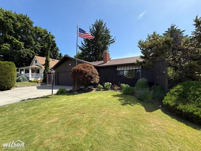 Spacious 4-Bedroom Yakima Home with Hot Tu... - Spacious 4-Bedroom Yakima Home with Hot Tu...