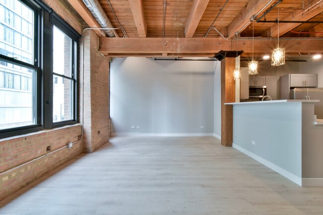 Photo - 11 E Illinois St