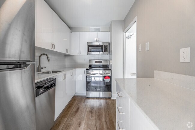1BR, 1BA - 665SF - Kitchen - Village Green
