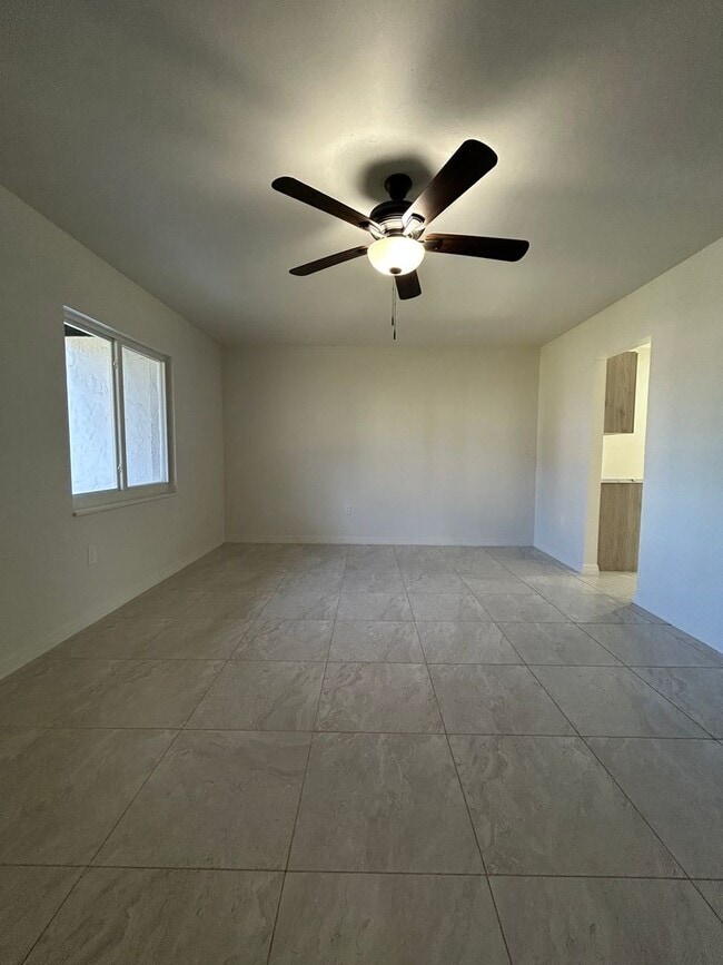 Photo - 2 bed 1 Bath Condo Unidad 3758 Lora Street,  2