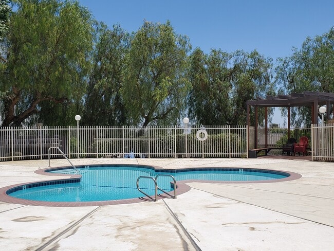 complex pool - 12330 Osborne St Unit 94