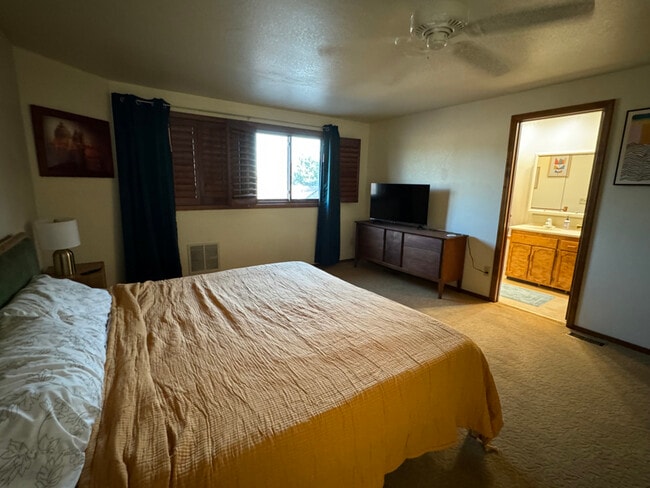 Photo - 550 Weaver Ave