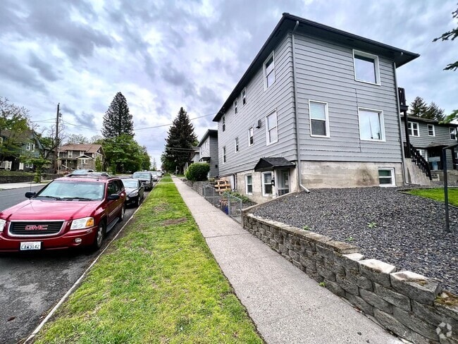 Building Photo - LOWER SOUTH HILL 1 BED/1 BATH CLOSE TO HUC... Unit 1505-E Rental