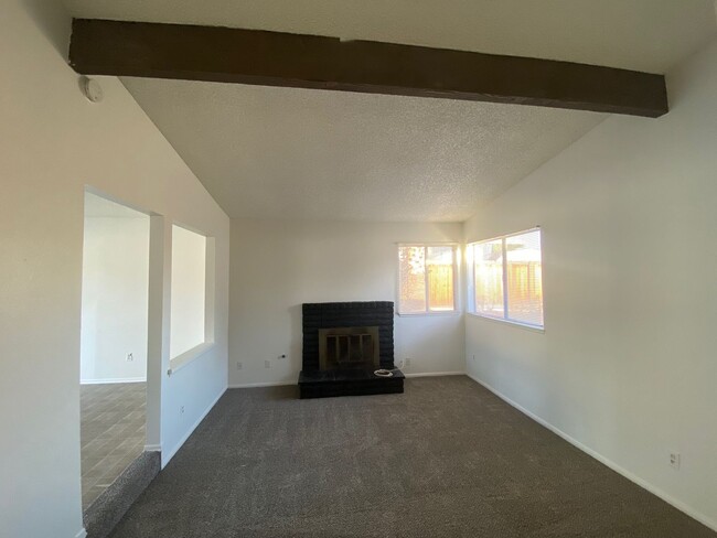 North Redlands Home with NEW Paint & Carpet - North Redlands Home with NEW Paint & Carpet