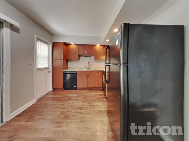 Photo - 1604 Clark St