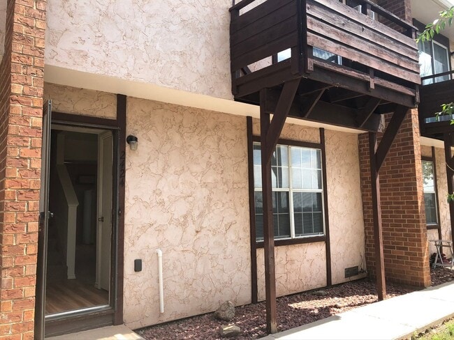 Building Photo - 2 bed/2.5 bath Townhome in Rockrimmon! Unit 2424