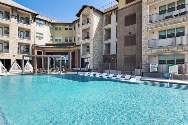 Piscina estilo resort en Discovery Park, Denton, TX | Relájese y descanse - Discovery Park Apartamentos