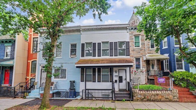 1028 Kenyon St NW