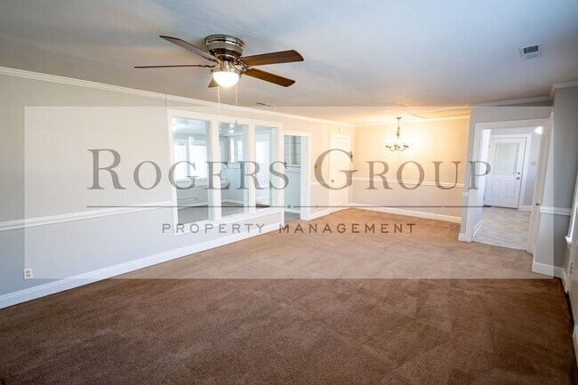 Photo - 305 White Oak Dr