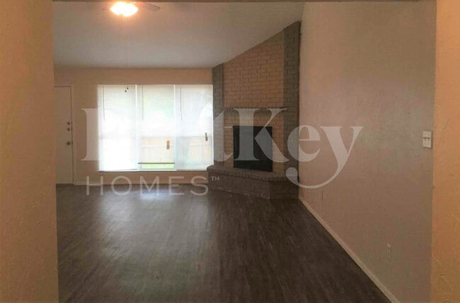 Photo - 728 Southwynd St