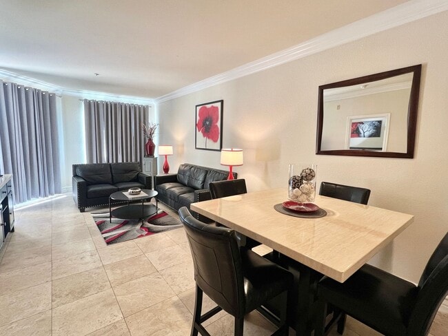 Photo - Meridian FURNISHED 2 BDR /2 BATH Luxury Condo - RESORT STYLE LIVING, 1-1/2 Blocks From The Heart ... Unidad 313
