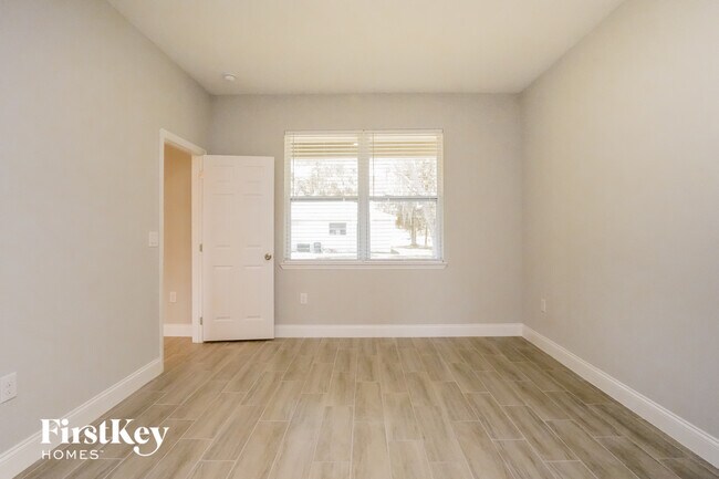 Photo - 453 Magpie Ct