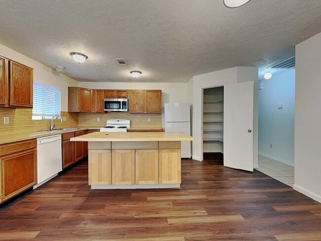 Building Photo - 19315 Bristlestar Dr