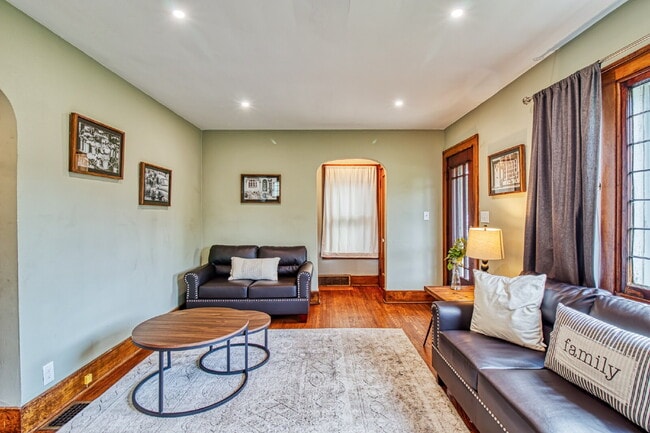 237 W Girard Blvd
