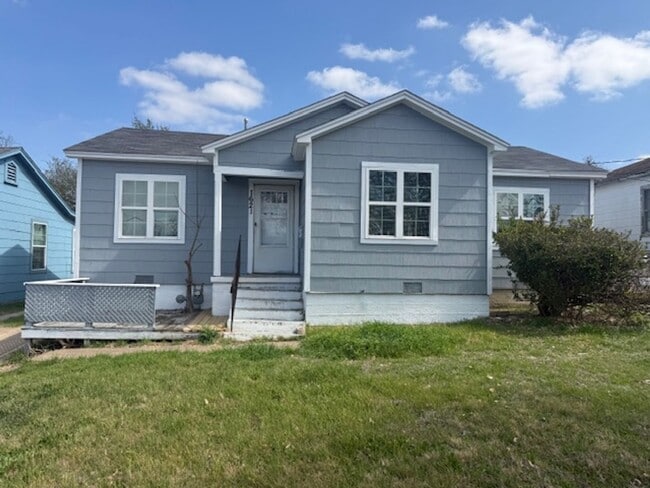 Building Photo - Three Bedroom One Bath