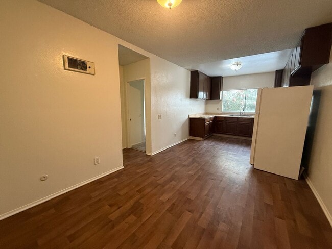 Building Photo - Beautiful 2 bedroom 1 bathroom apartment i... Unit 4122-12