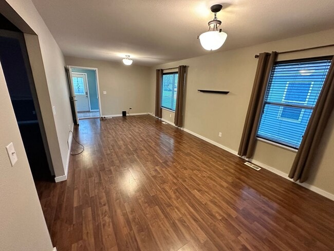 Building Photo - Cute 3 bed 2 bath House Available Now!