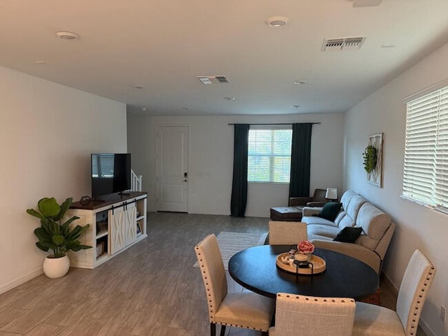 Photo - 1123 E Newland Dr