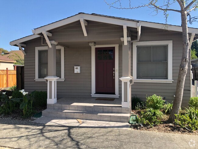 Building Photo - Beautifully Remodeled 3/2 House with Two C...