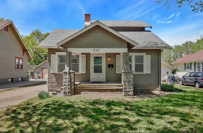 Building Photo - Cute 2 bedroom house near in a great neighborhood, close to shopping, restaurants, and easy highw...