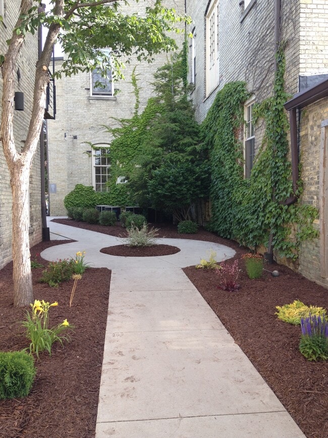Courtyard Oasis - Balzer Apartments