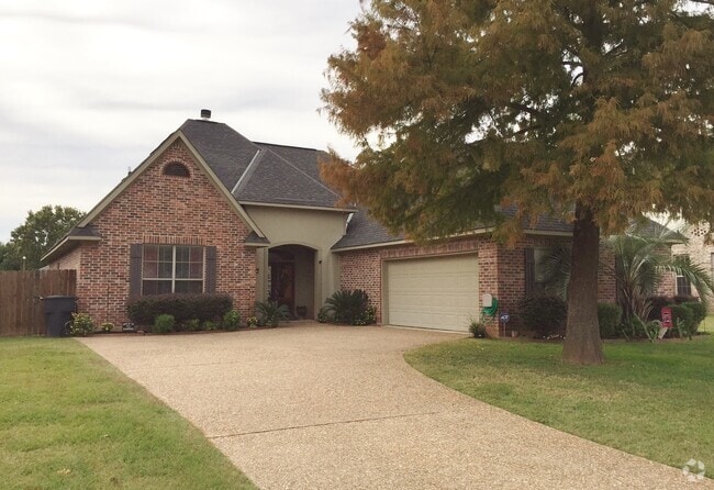 Building Photo - AVAILABLE JUNE 1-UNIVERSITY TERRACE 4/2-NE... Rental