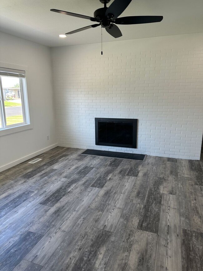 803 N Vista Dr
