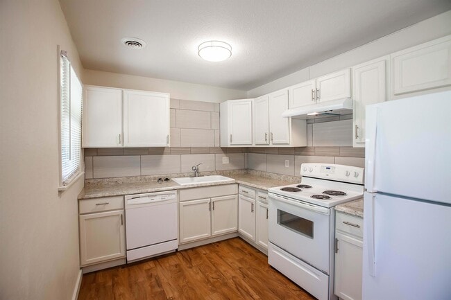 Photo - 1504 Hartford Rd