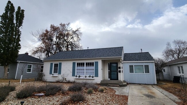 Building Photo - Adorable Duplex Near Washington Park