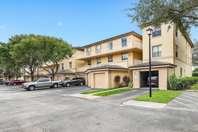 Building Photo - 2100 Greenview Shores Blvd Unit 523