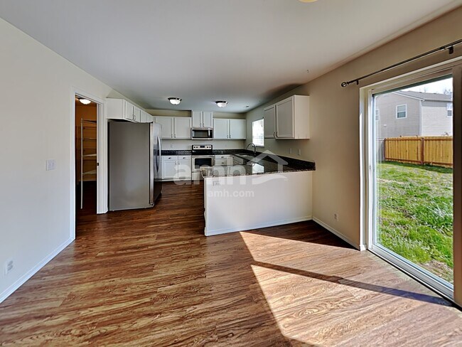 Photo - 306 Nelsen St NE