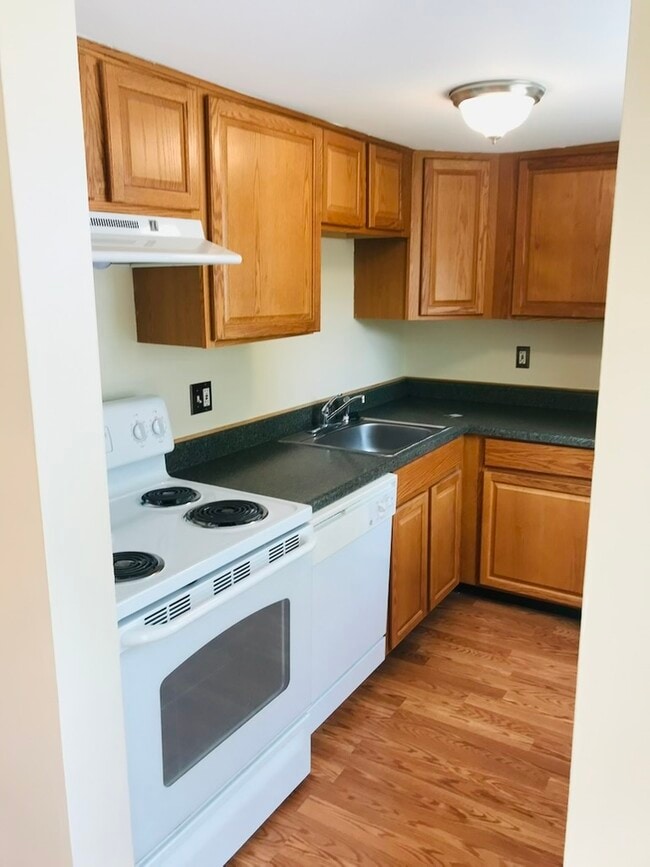 Photo - 320 Roanoke Dr SE