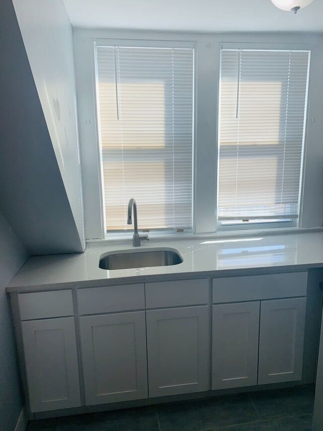 30 Rowe St Unit 3rd Fl
