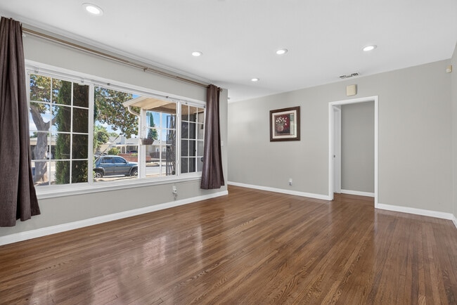 Photo - 13569 Montague St