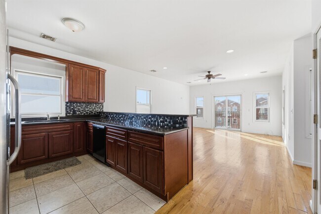 Photo - 54 Laidlaw Ave Unit 2