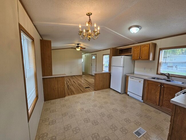 Photo - 208 Maverick Ln