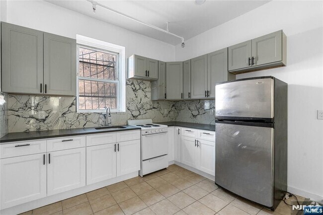 Building Photo - 275 Main St Unit 3-3 Rental
