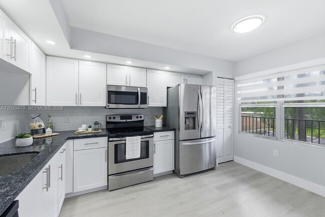 Building Photo - 550 SW 138th Ave Unit 206K