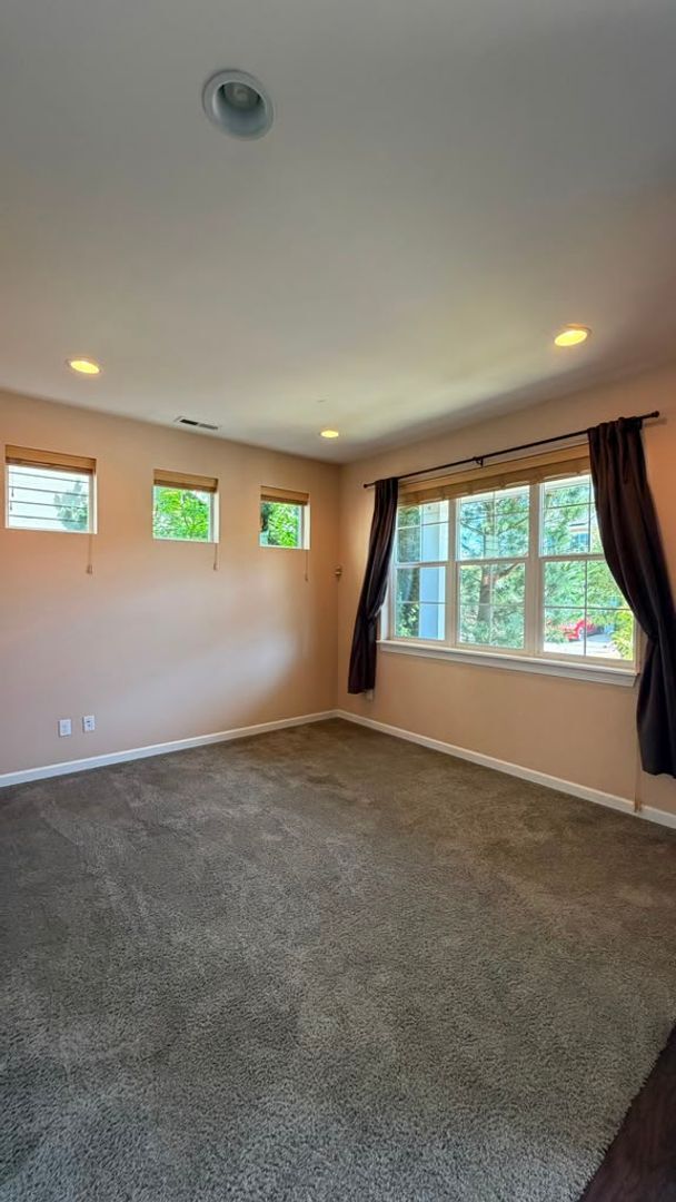 Photo - Spacious 4-Bed Home with Loft & Covered Patio in North Creek