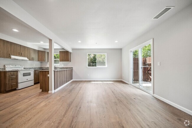 Building Photo - Remodeled apartment all NEW! Convenient lo... Unit 1