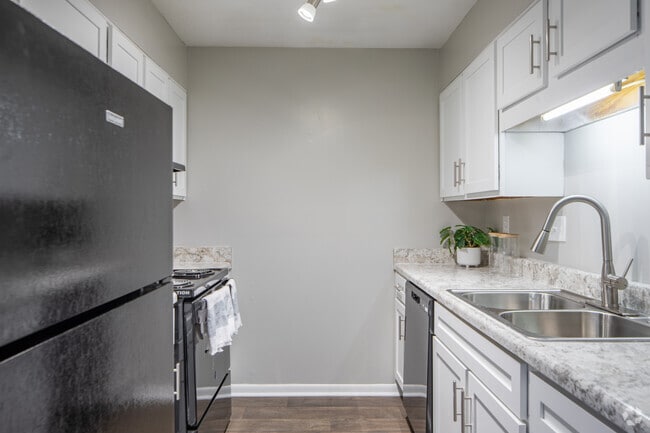 1BR, 1BA - 688SF - Kitchen